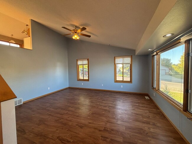 Building Photo - 3 BED | 2.5 BATH | DOUBLE GARAGE | TRI-LEV...