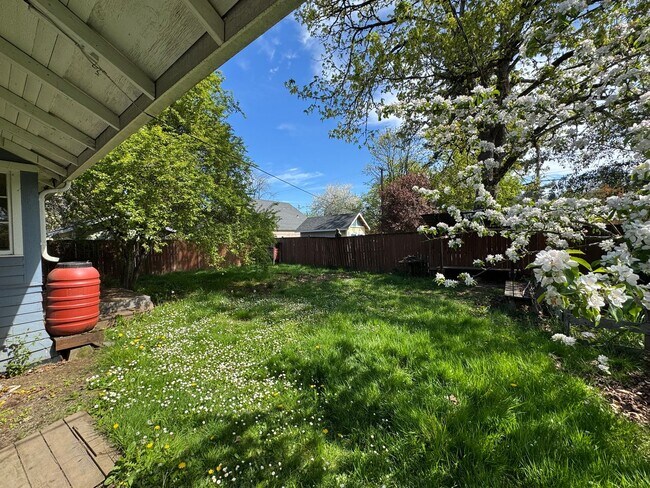 Building Photo - 2 Bedroom House in Southeast Eugene: Near UO Campus