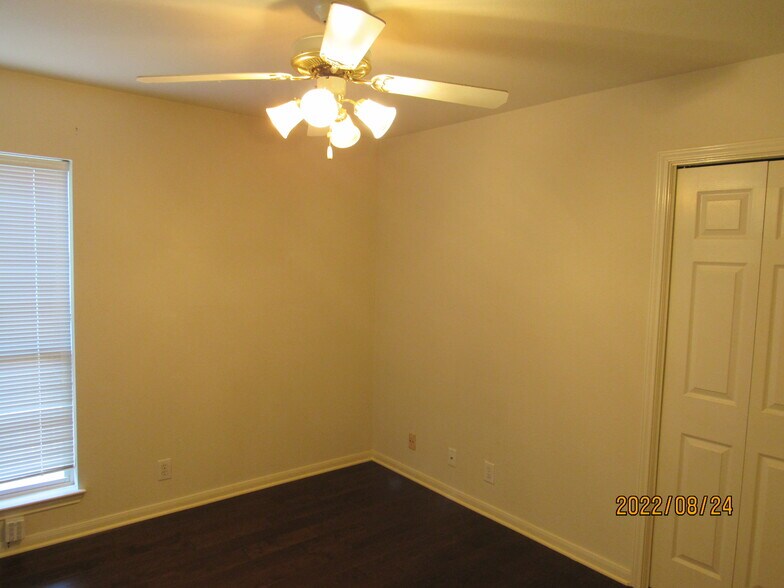 Building Photo - 9415 Pine Arbor