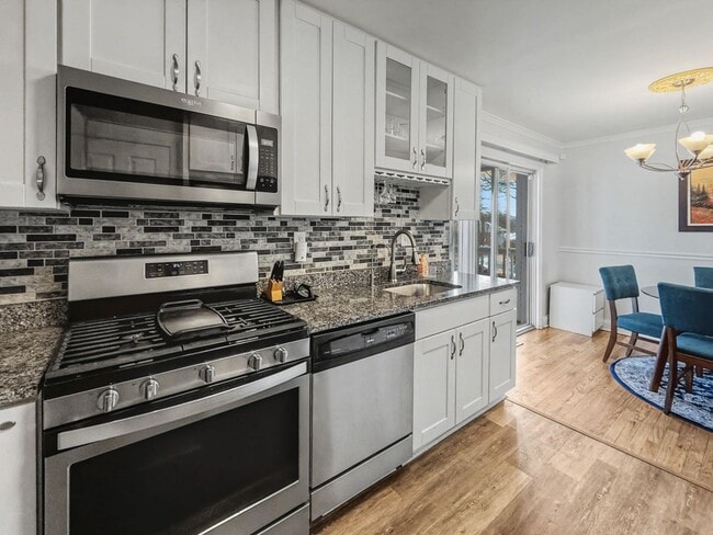 Building Photo - Furnished 4BD 2BA Home with Two kitchens, Basement, and Garage!