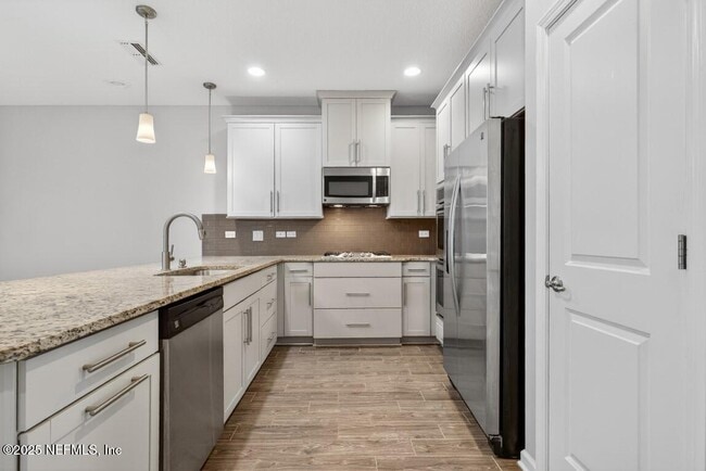 Building Photo - 64 Pindo Palm Dr