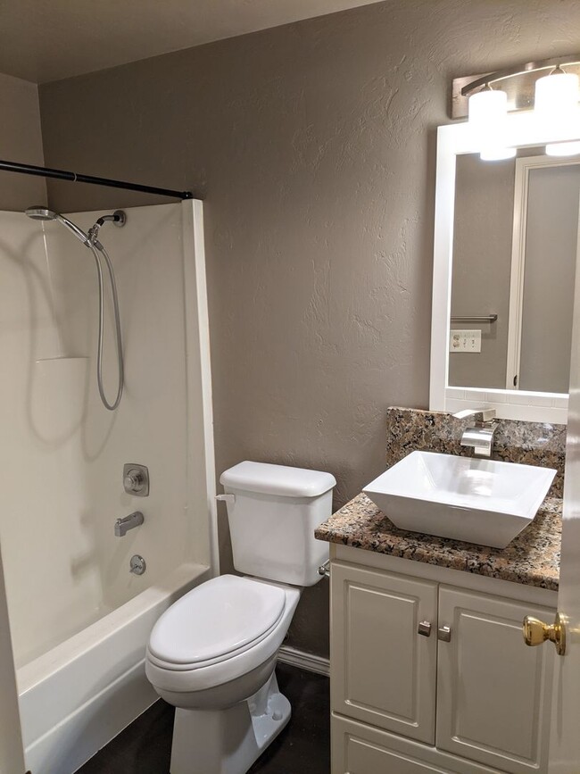 Building Photo - Beautiful 4-Bedroom, 2-Bath Plus Office In...
