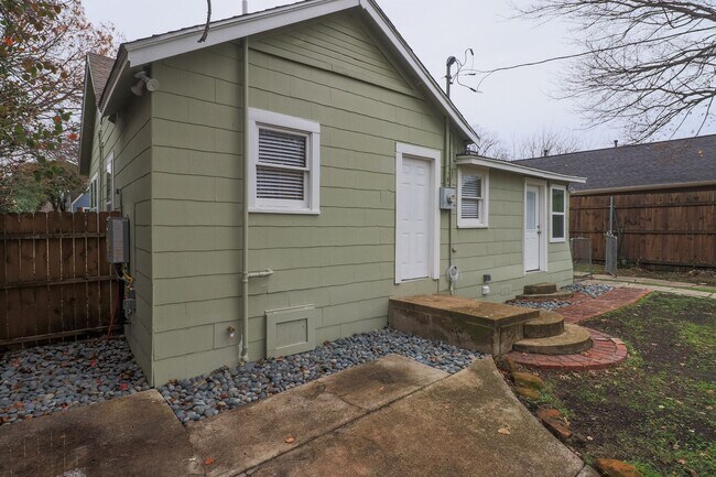 Building Photo - UPDATED & REMODELED 2 Bed 1 bath property ...