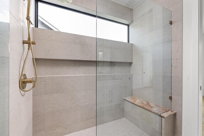 Building Photo - 912 1/2 E 50th St