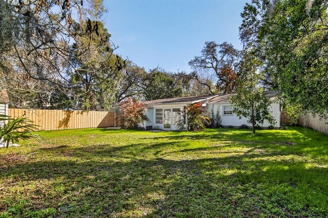 Building Photo - 815 W Lowry Ln