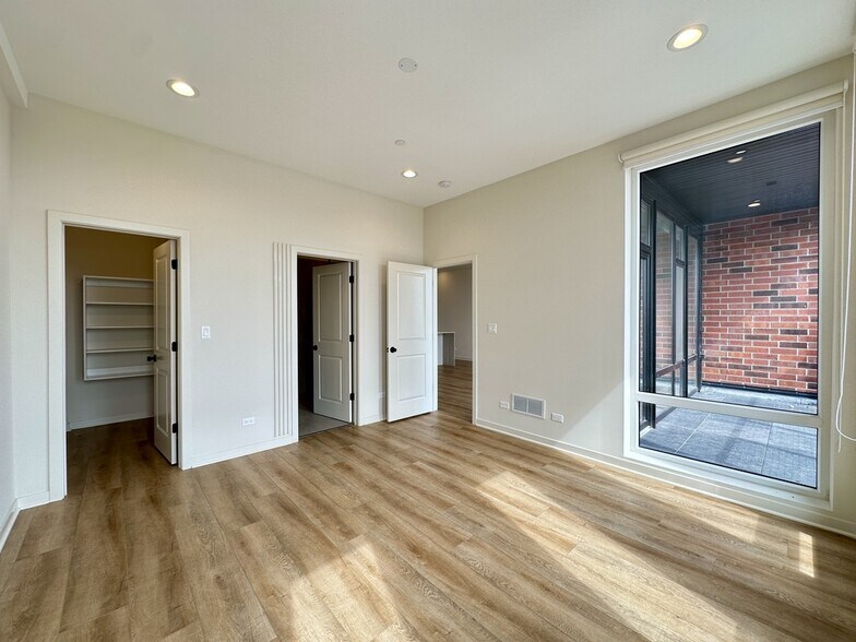 Building Photo - 3215 N Narragansett Ave