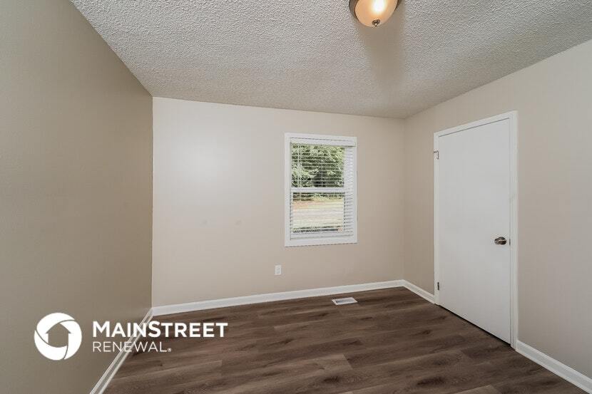 Building Photo - 1729 Tall Oak Cir