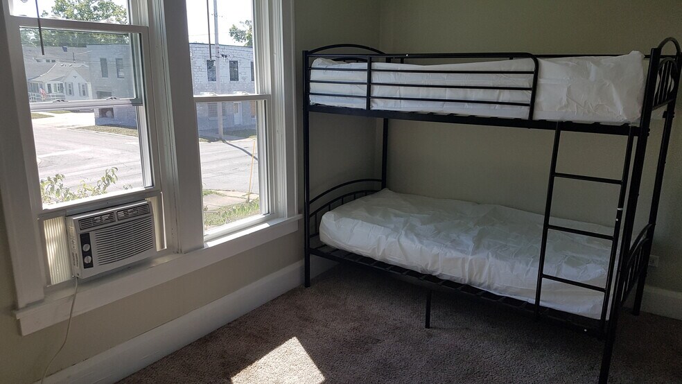 Building Photo - 1032 Perry St