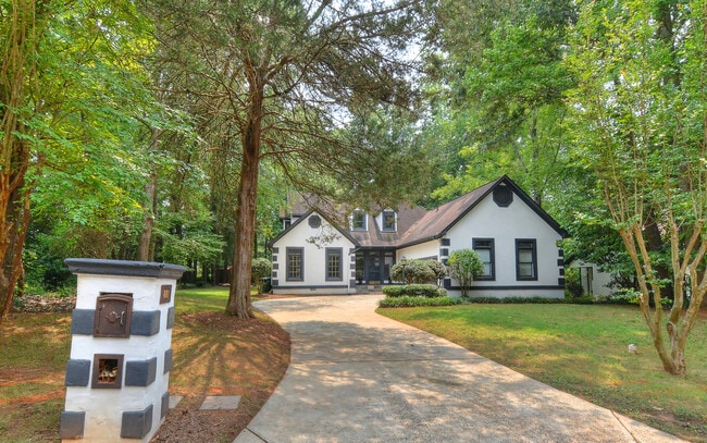 Building Photo - 801 Brightwood Ln