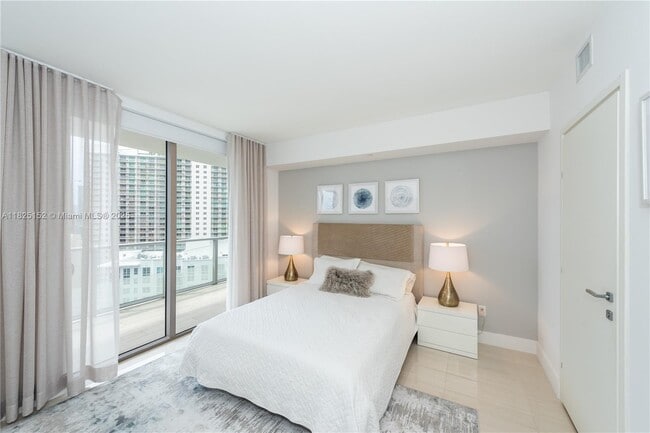 Building Photo - 1300 Brickell Bay Dr