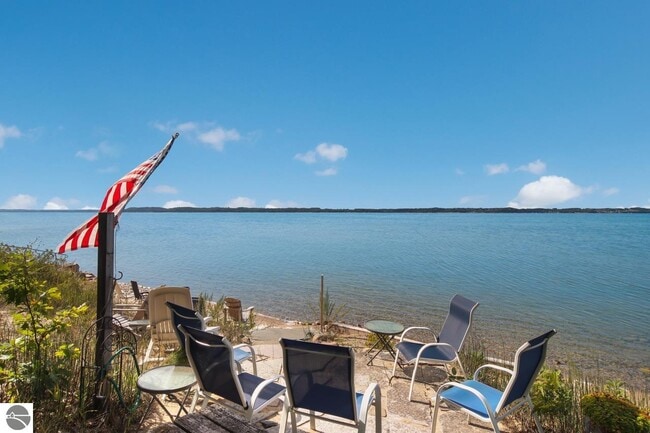 Building Photo - 10512 Lakeshore Rd