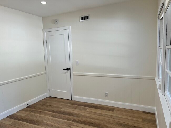 Building Photo - 1120 Rose Ave
