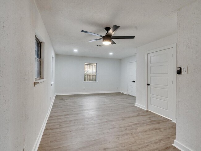 Building Photo - 5627 Southbrook Dr