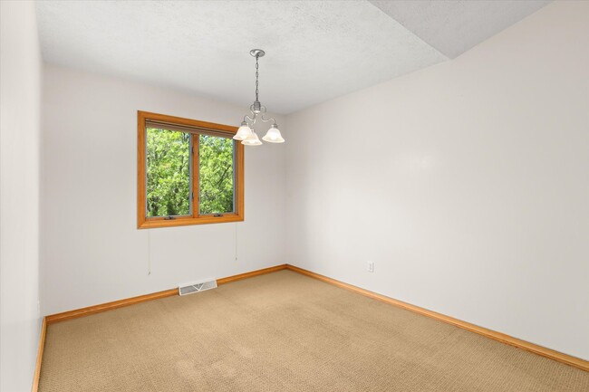 Building Photo - 2427 Reynolds Manor Dr
