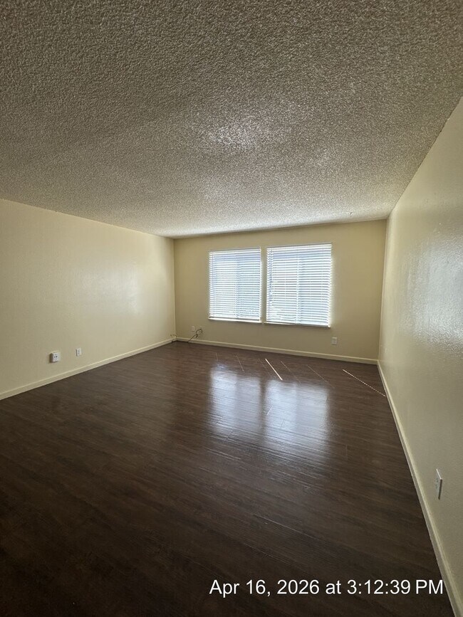 Building Photo - Downstairs Unit Move in Ready!