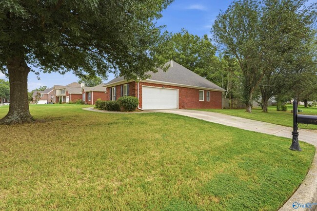 Building Photo - 210 Pebble Brook Dr