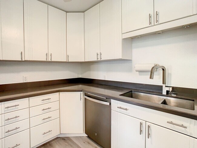 Building Photo - Charming two bedroom two bathroom cottage in North St. Petersburg Fully Updated.