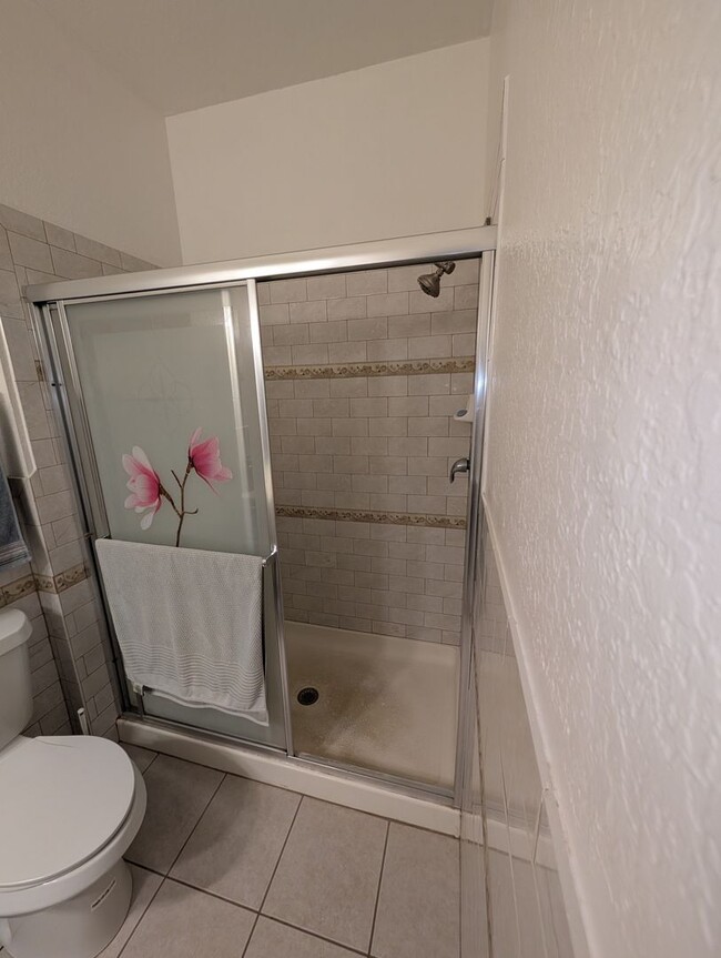 Building Photo - 3 Bedrooms 2 baths Immaculate condominium