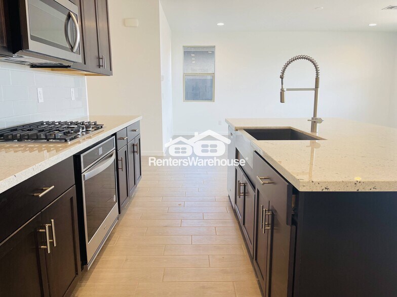 Building Photo - 5621 W Rainwater Dr