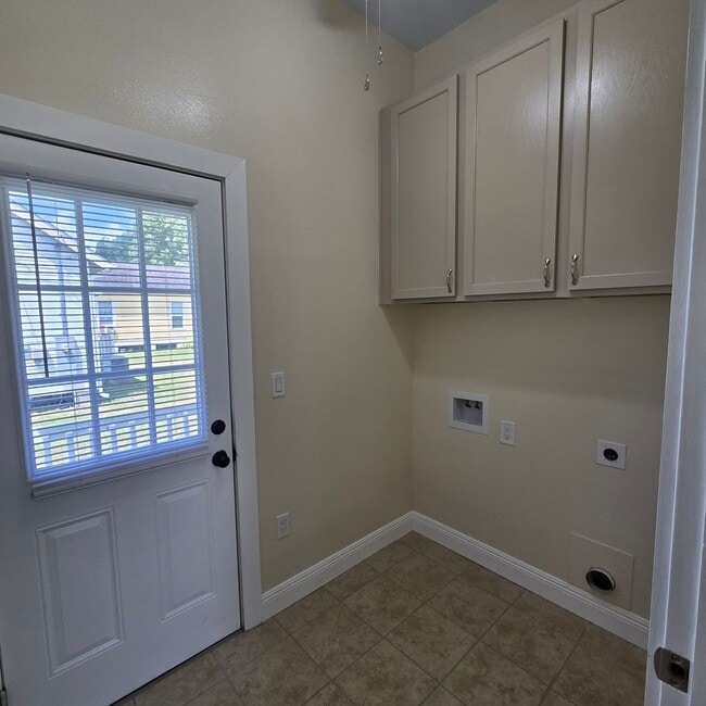 Building Photo - 1818B Elvin Dr