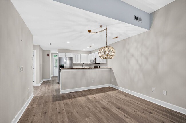 Building Photo - Modern Comfort in the Heart of Johns Island