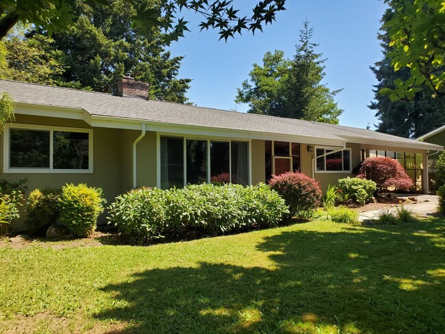 Building Photo - Modern Upgraded 3 bedroom Rambler