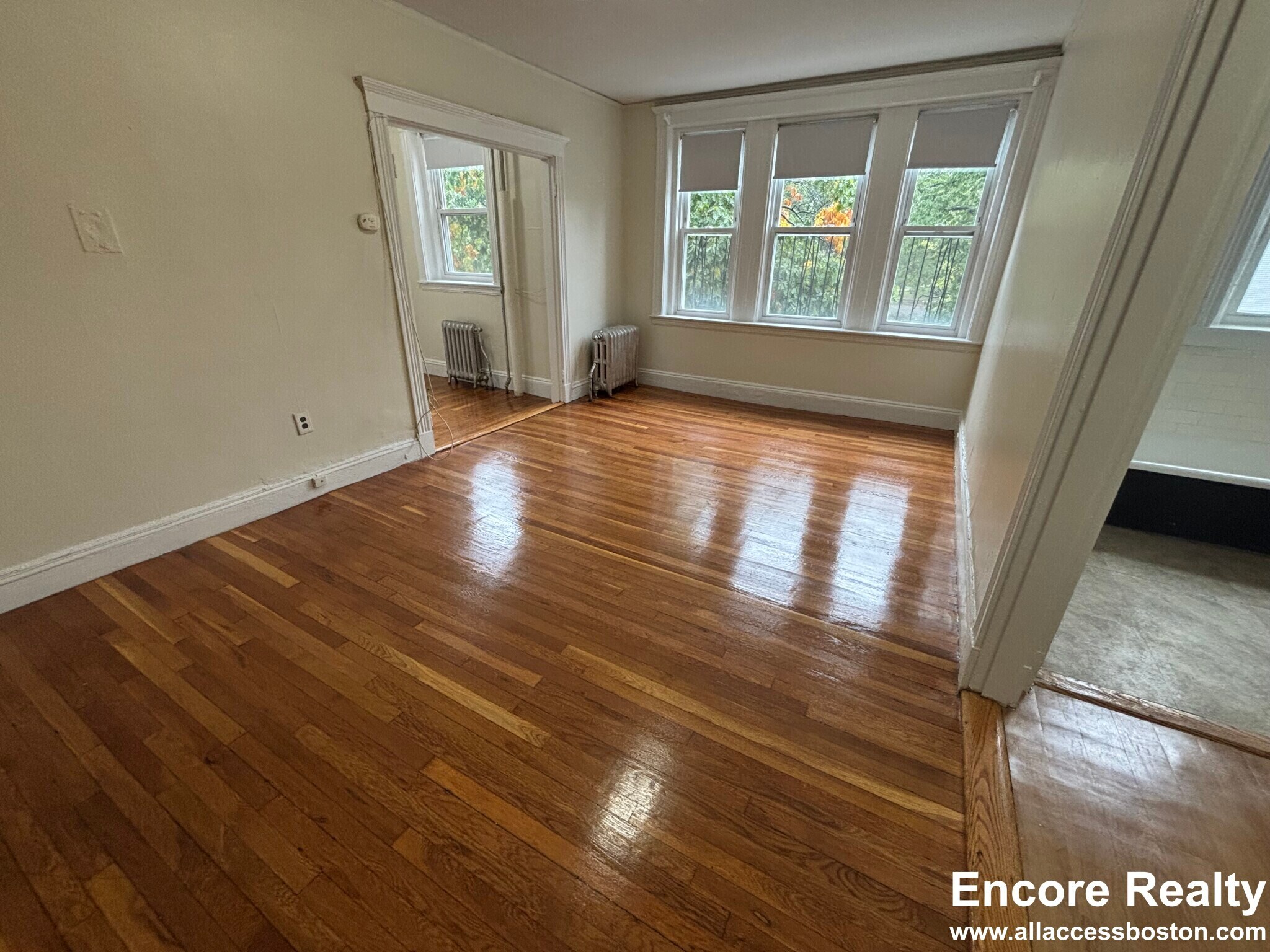 Building Photo - 462 Park Dr