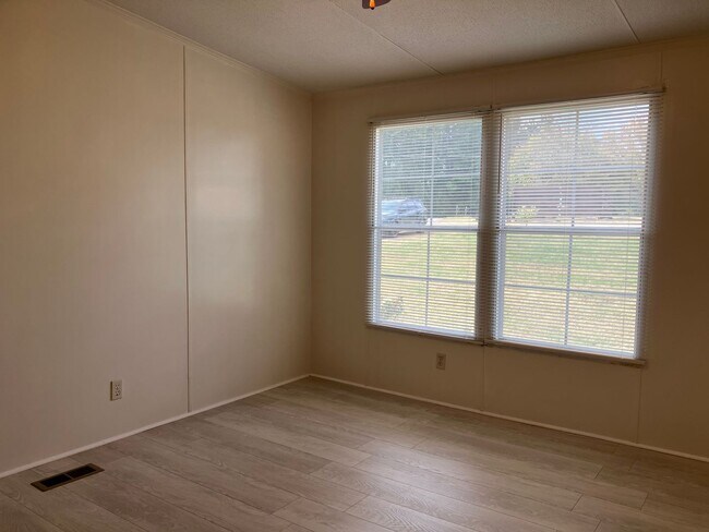 Building Photo - Three Bedroom Home in Hickory