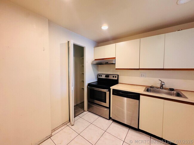 Building Photo - 8025 S Colony Cir
