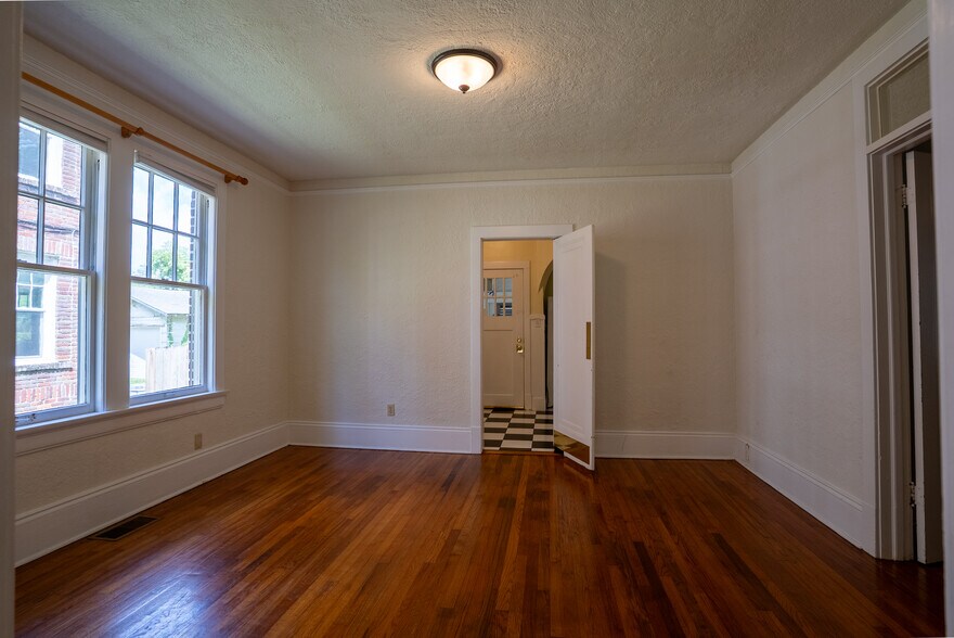 Building Photo - 2733 Herschel St