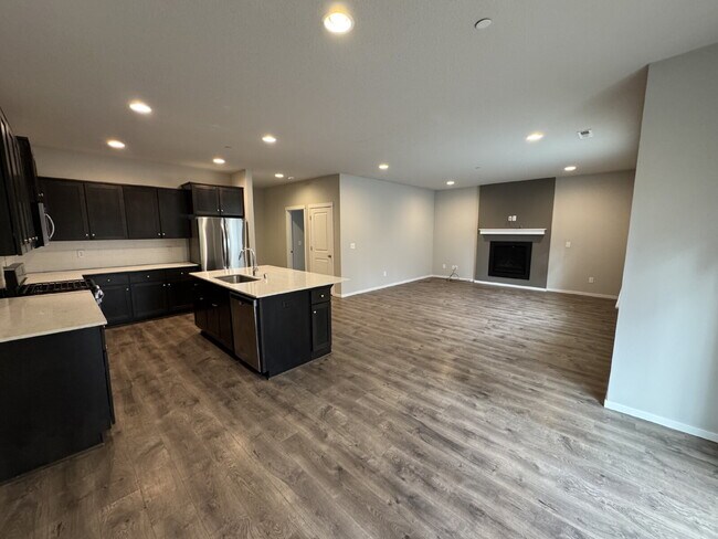 Building Photo - 5 Bedroom Camas Home, Spacious, Fenced Backyard