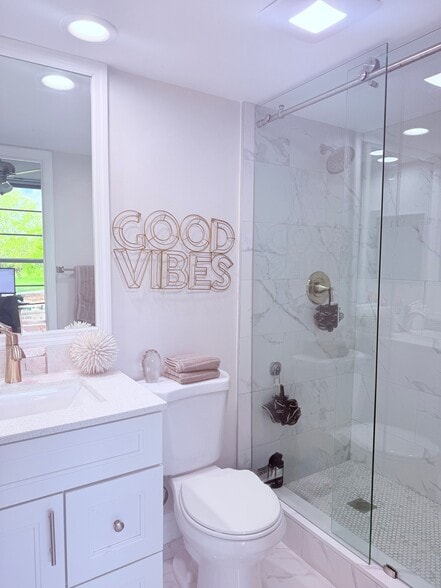 Building Photo - 545 Oaks Ln