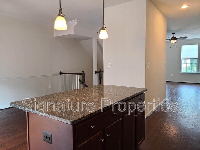 Building Photo - 316 Tree Line Dr