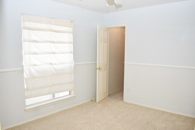 Building Photo - 6866 Amberdale Dr
