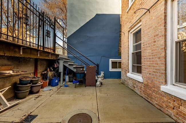 Building Photo - 2109 W Cullerton St