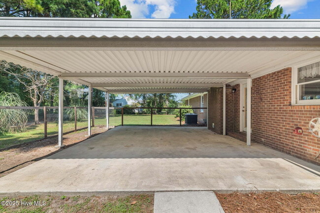 Building Photo - Beautiful 3 Bedroom, 2 Bath Home -135 Yate...