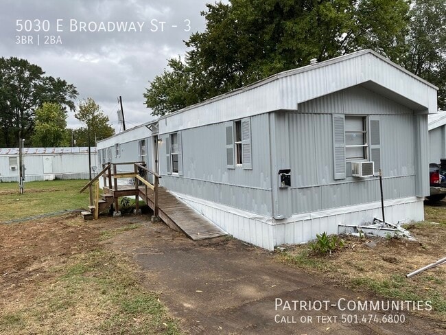 Primary Photo - 5030 E Broadway St