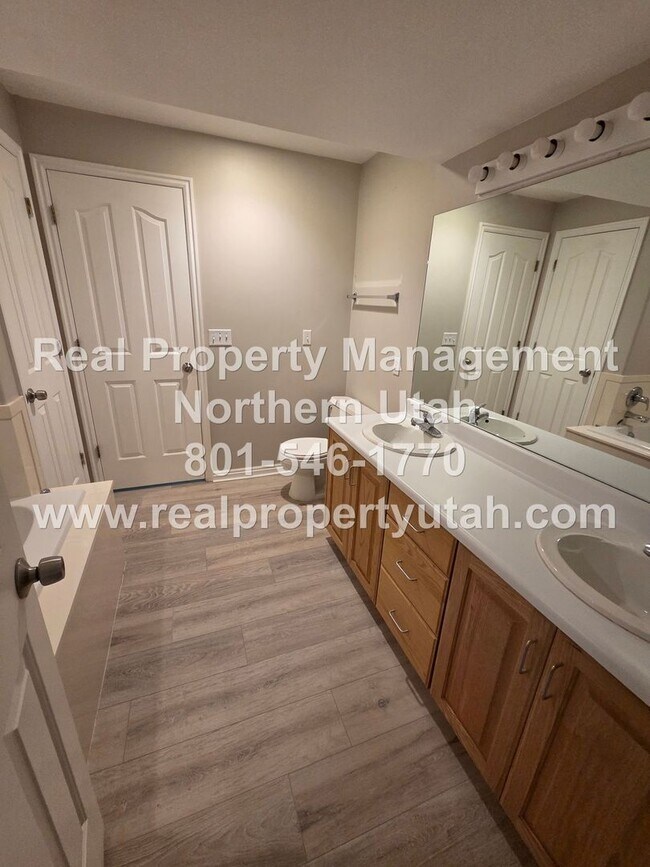 Building Photo - Updated 5 Bed 5 Bath Layton House Available!