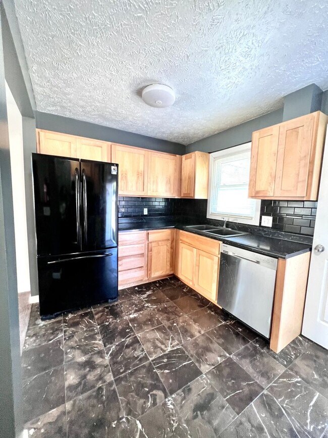 Building Photo - Beautiful 3 bed, 2 bath, 2 car garage