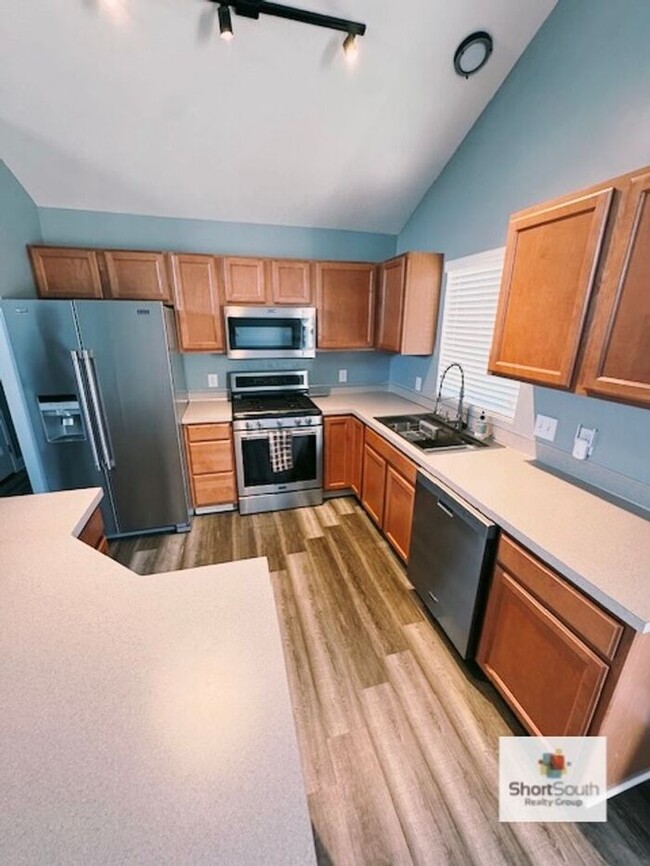 Building Photo - 3 bed 2 bath house right next to South Chr...