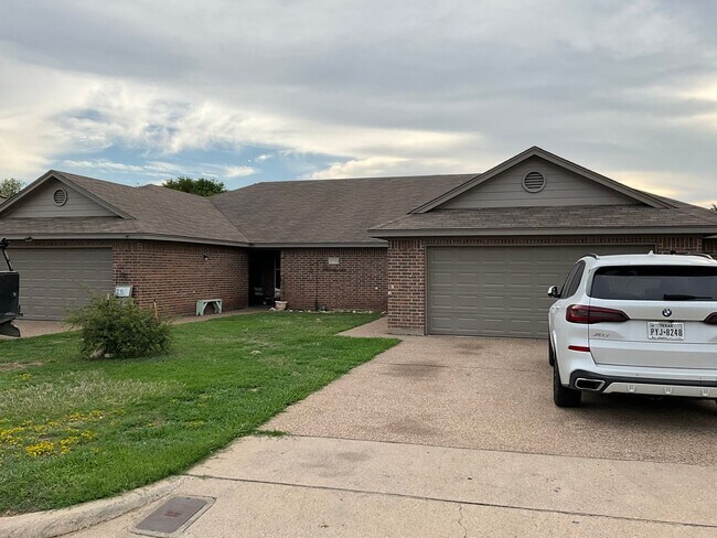 Building Photo - 10220 Lilac Ln