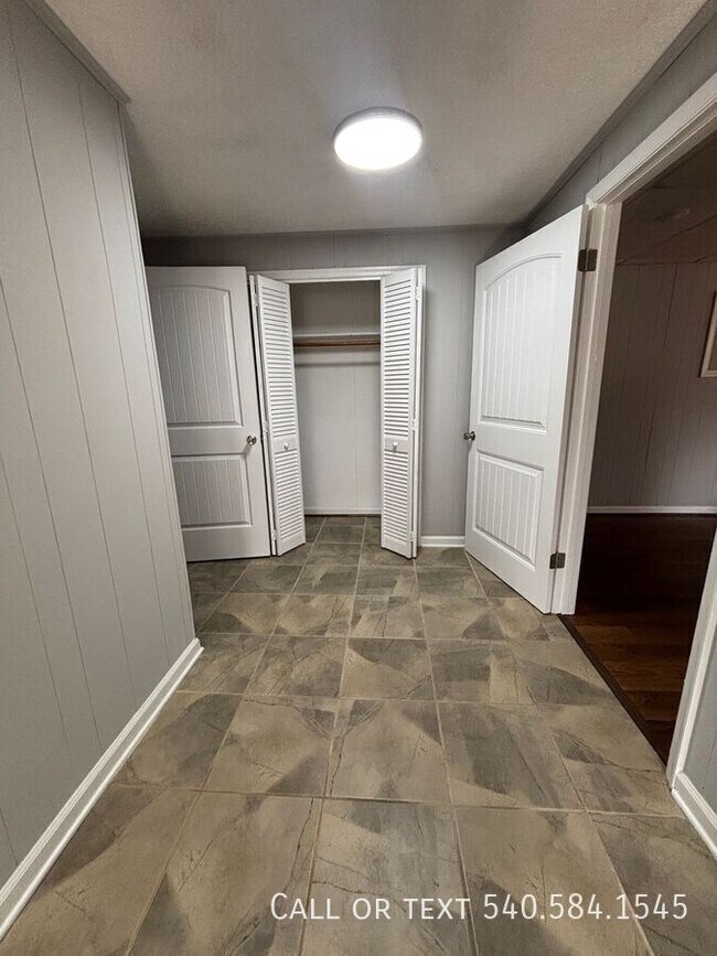 Building Photo - 449 Missimer Ln