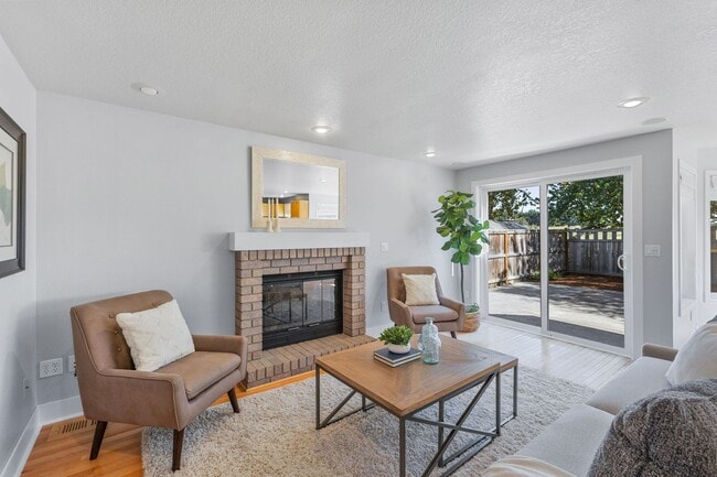 Building Photo - Month to Month Beautiful Spacious 3bed 2.5...