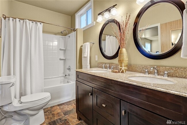 Building Photo - 3 Bed House Available Now! 1 block from Green Lake!