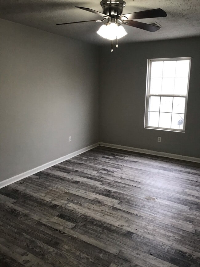 Building Photo - 127 Karen Ct