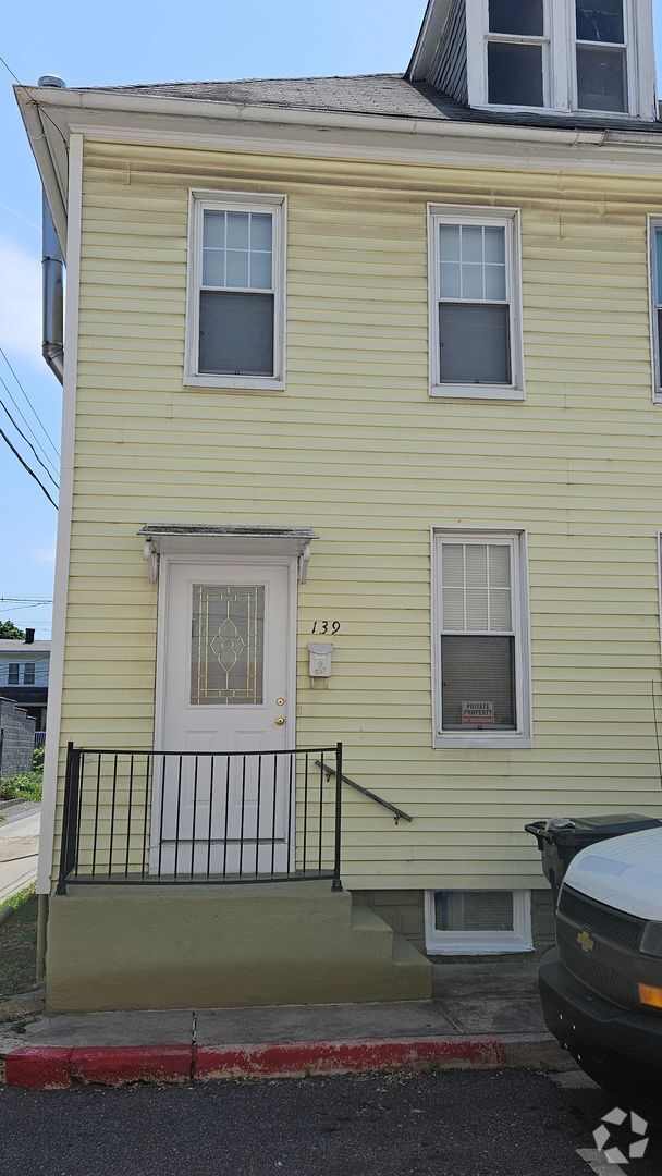 Building Photo - 3 Bedroom Duplex