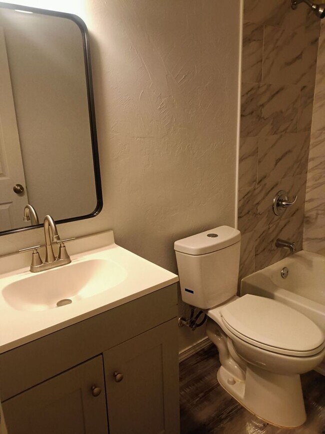 Building Photo - Beautiful 3 Bed / 1 Bath apartment for your family!