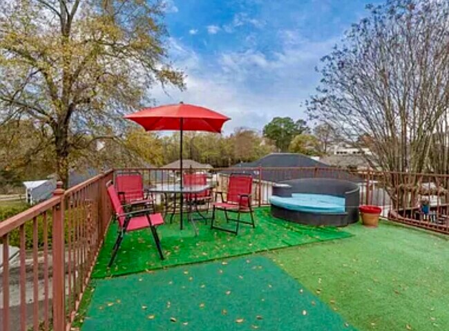 Building Photo - 815 Montreal Dr