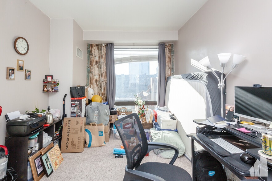 Building Photo - 1 E 8th St