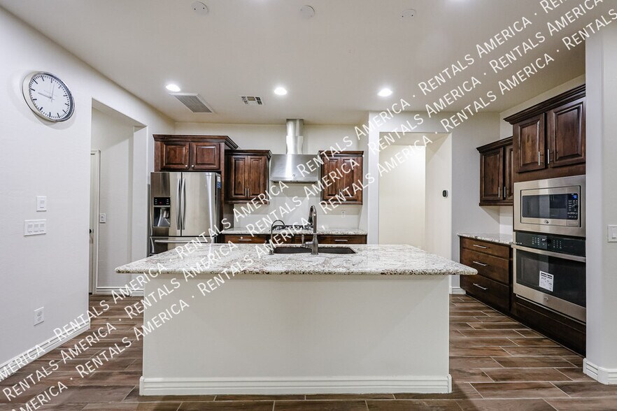 Building Photo - 2616 W Perola Dr